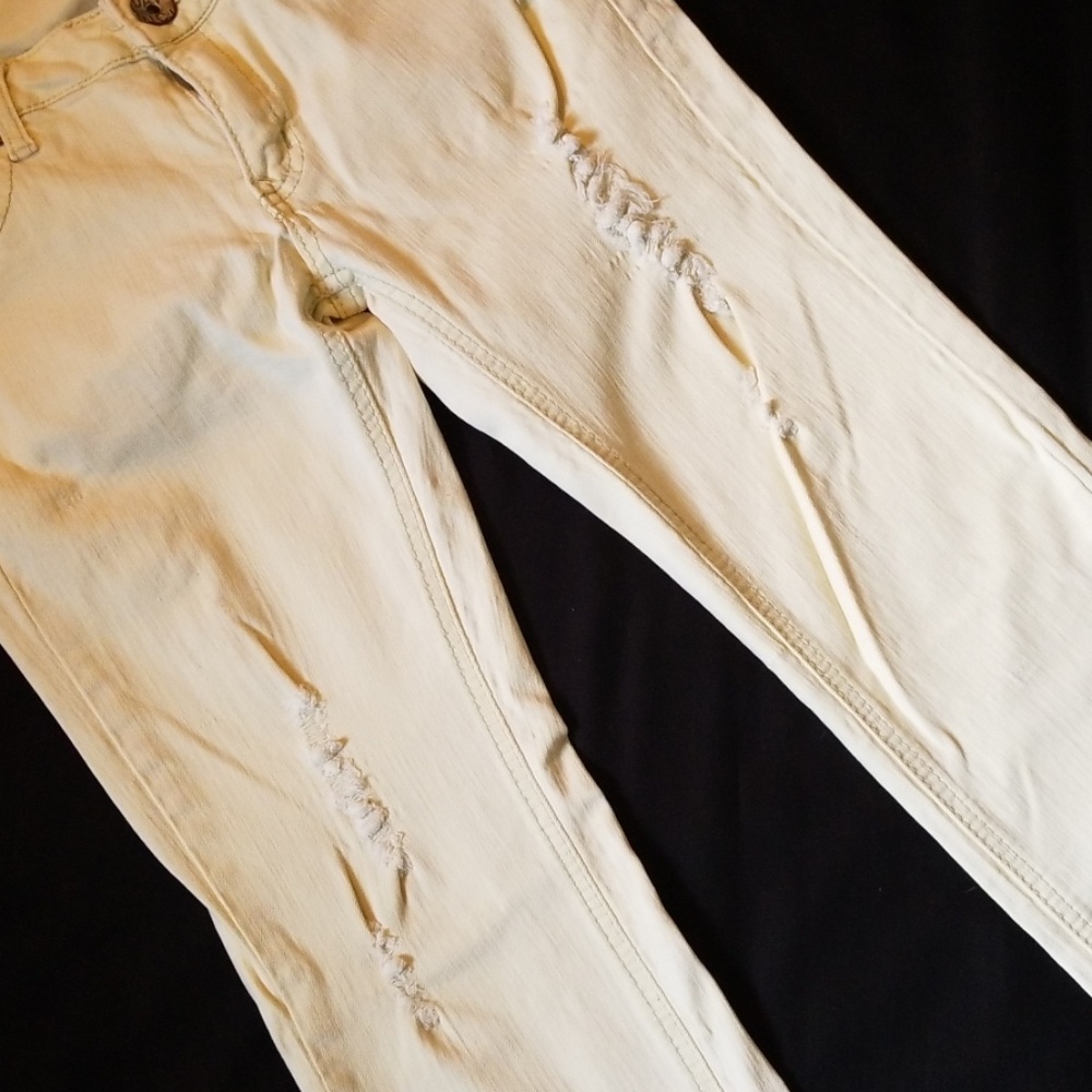 DISTRESSED JEAN'S - Picture 2 of 8
